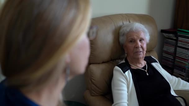 Perspective Blonde Woman Pretty Gray Haired Elderly Woman Holds Conversation — Stok video