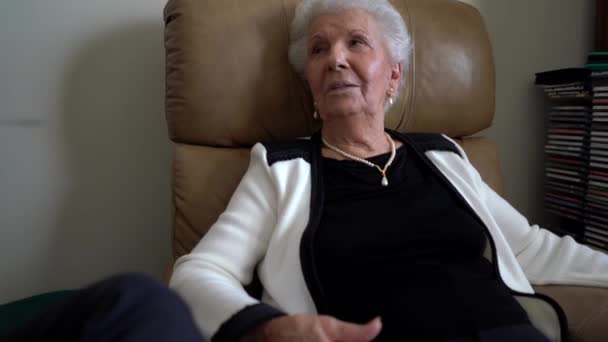 Closeup Pretty Elderly Woman Talking Someone Describing Something Her Hands — Stock video