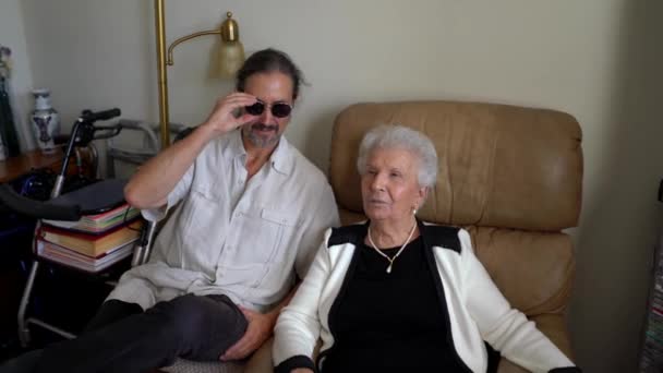Elderly Woman Mature Son Talk Discuss Both Looking Camera — Vídeo de Stock