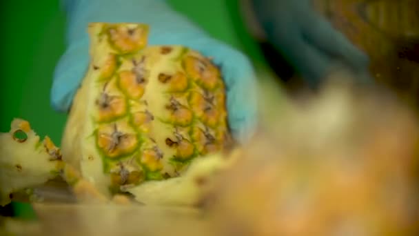 Pineapple Peeling Shot Sony A6500 — Stockvideo