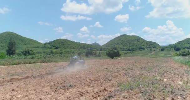 Tractor Plowing Beatiful Landscape 50Fps Shot Dji Pt4 — Vídeo de stock