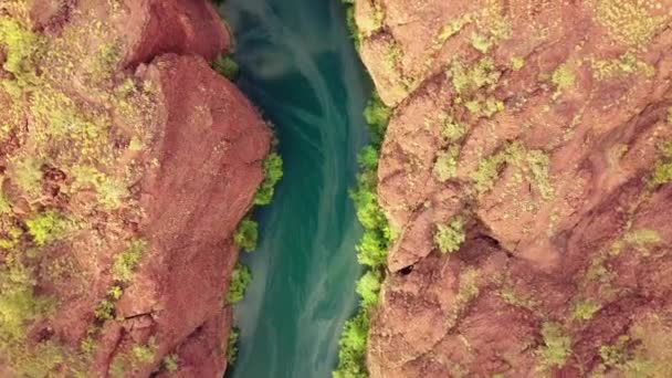 Dron Lecący Wysoko Nad Czerwonym Skalnym Wąwozem Kanionem Patrzący Prosto — Wideo stockowe