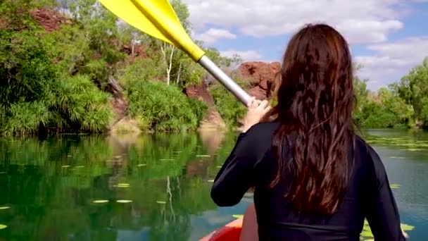 Girl Canoeing Scenic River Oasis Australian Outback — ストック動画