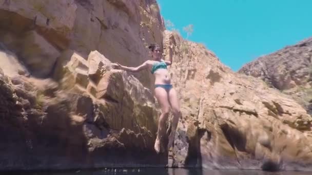 Girl Bikini Jumps Rock Water Leaving Large Bubble Trail Water — Vídeo de Stock