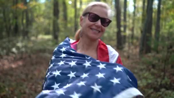 Closeup Pretty Blonde Woman Wrapping American Flag Her Smiling Sunlit — ストック動画