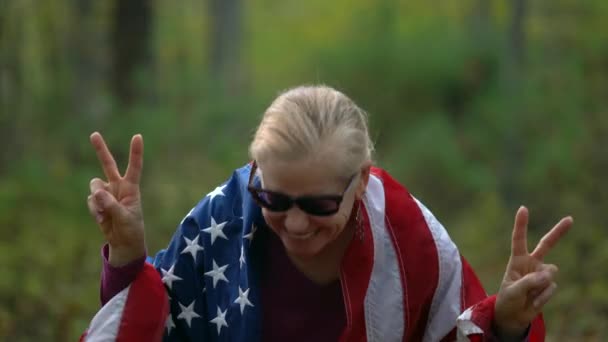 Closeup Pretty Blonde Woman American Flag Her Giving Camera Peace — Video