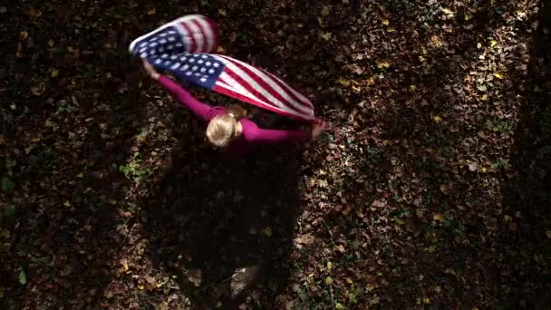 Глядя Прямо Вниз Женщина Вращается Американским Флагом Лесу — стоковое видео