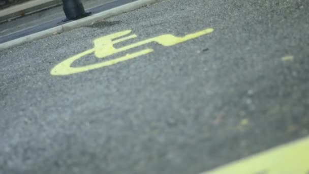 アスファルト駐車場の障害者駐車標識 — ストック動画
