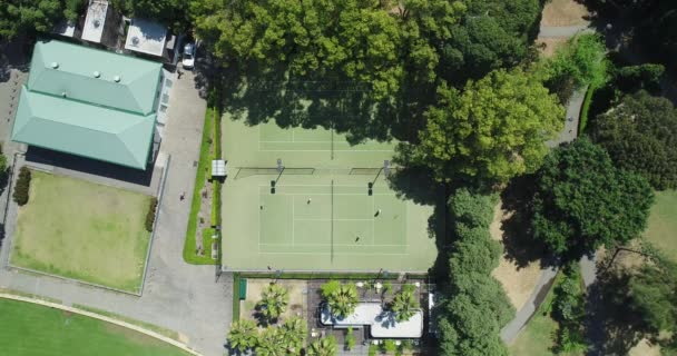 Static Aerial Shot Looking Directly Tennis Court People Play — Vídeos de Stock