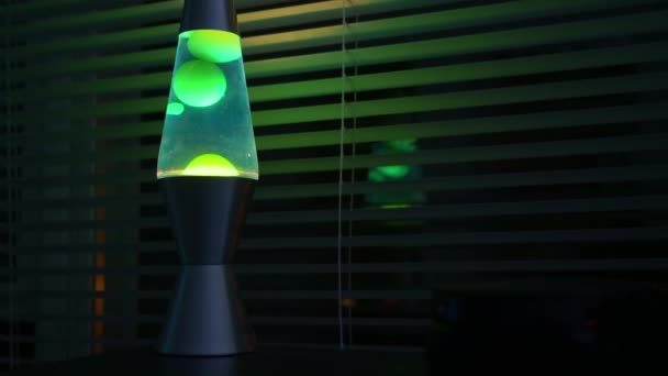 Green Lava Lamp Time Lapse Dark Room Office Window — Vídeo de stock