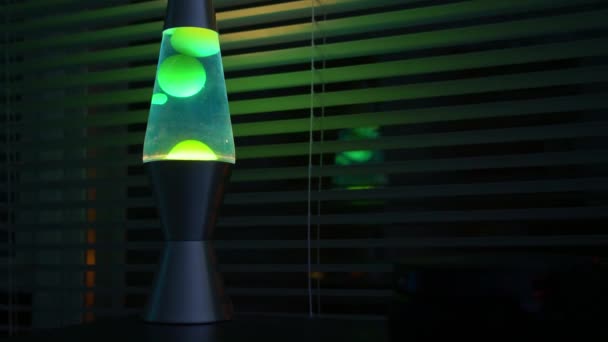 Green Lava Lamp Time Lapse Dark Room Office Window — Vídeo de Stock