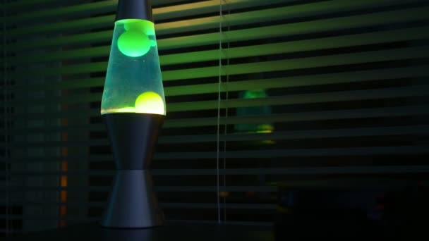 Green Lava Lamp Time Lapse Dark Room Office Window — Vídeo de Stock