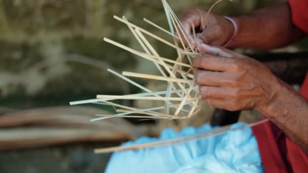 Пара Рук Плетуть Бамбуковий Кошик Біля Селянина — стокове відео