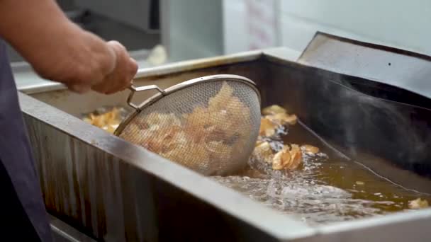 Slow Motion Using Strainer Lift Hot Curly Tornado Fries Out — 图库视频影像