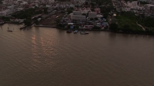 Sunset Chao Phraya River Bangkok City Skyline Tilt Left Pan — Stock video