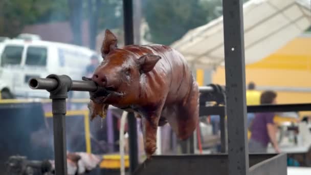 Wide Shot Pig Turning Spit Barbecue Festival — Stockvideo