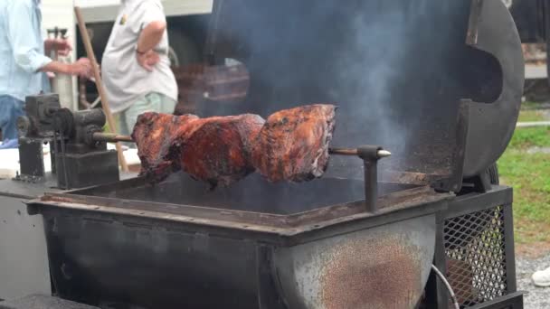 Wide Shot Barbecue Beef Ribs Turning Spit Festival — 图库视频影像