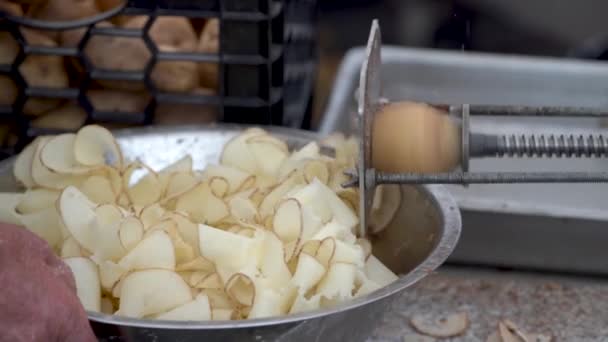Potatoes Curling Out Cutter Making Tornado Curly Fries — Vídeo de stock