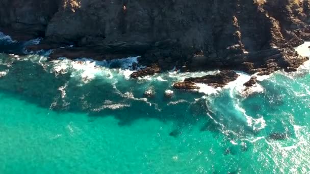 Aerial View Waves Crashing Ocean Rocks — Vídeos de Stock