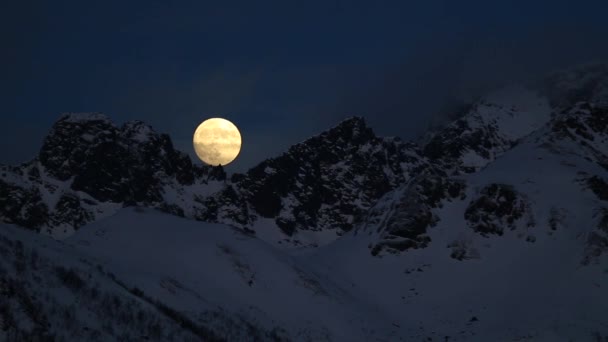 Дивлячись Дивовижний Повний Місяць Норвегія Місяць Рухається Між Холодними Горами — стокове відео