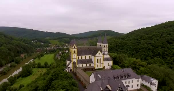 无人机在德国修道院上空飞行关于河流和村庄的观点 — 图库视频影像
