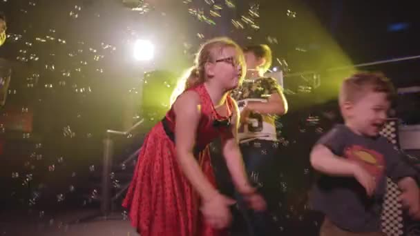Kids Dance Play Bubble Machine Blows Bubbles Bright Disco Lights — Videoclip de stoc