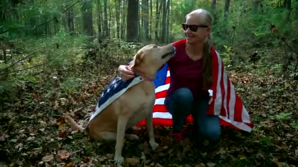 Μια Σημαία Τυλιγμένη Γύρω Τους Μια Ξανθιά Γυναίκα Χαϊδεύει Σκύλο — Αρχείο Βίντεο