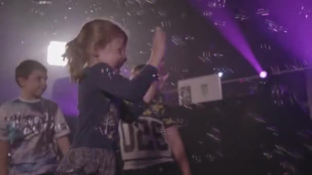 Young Girl Gets Very Excited Whilst Trying Catch Bubbles Bubble — Vídeo de Stock