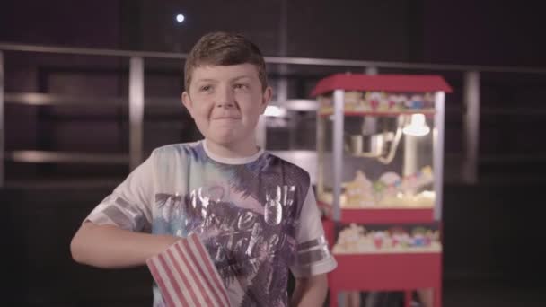 Young Boy Munching Pop Corn Happily Ungraded — Vídeos de Stock