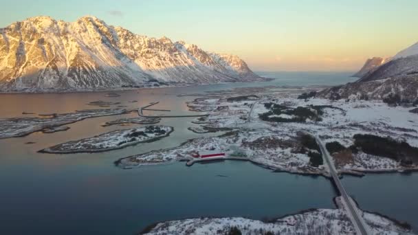 挪威是一个有许多桥梁的国家 因为那里的峡湾 水穿过了高山和陆地 — 图库视频影像