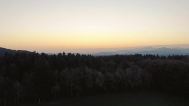 Letecký Klip Nad Lesem Bavorských Alpách Během Východu Slunce Pozadí — Stock video