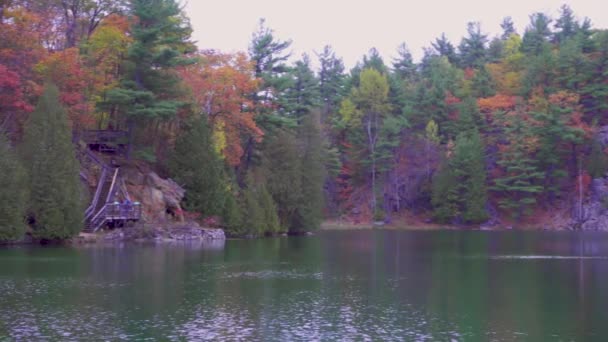 Přibližován Pánvi Přes Jezero Kopců Deskové Procházky Lidé Pěší Turistiku — Stock video