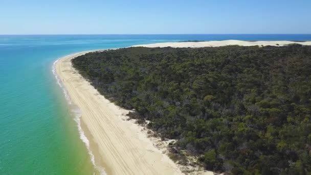 Imagens Drones Longa Praia Areia Branca Dia Ensolarado Calmo Sandy — Vídeo de Stock