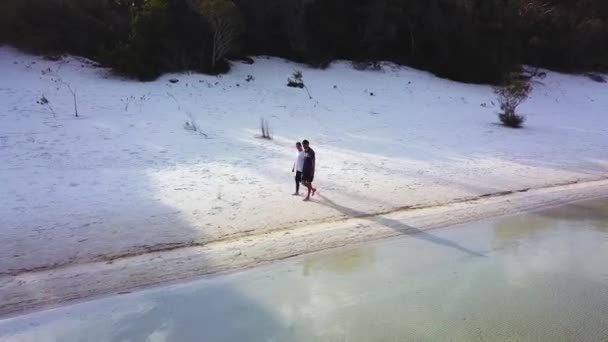 Drone Footage Couple Walking Remote Beach Beautiful White Sand While — ストック動画