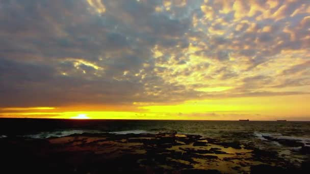 Timelapse Footage Sunrise Overlooking Water Ladden Rock Ledge Sinlge Fishermen — Stock videók