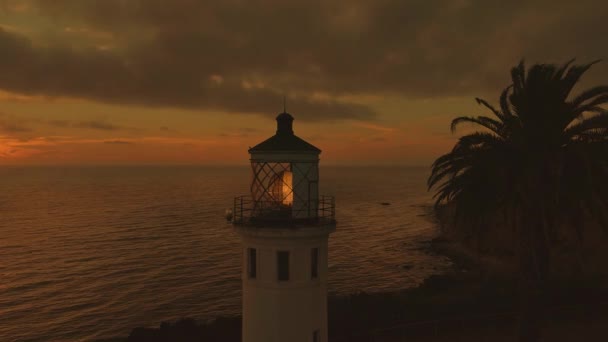 著名的Vicente角灯塔 Rancho Palos Verdes 日落航拍录像的分级版本 一名Dji幻影4Pro无人机在加州洛杉矶度假期间拍摄的视频 — 图库视频影像