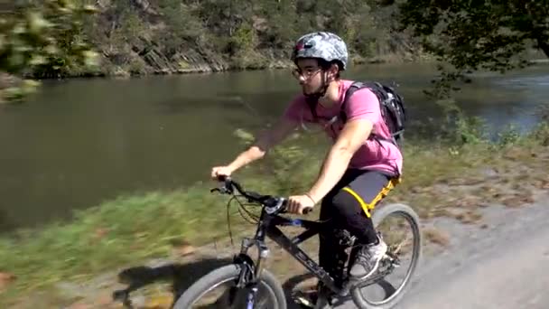 Closeup Teen Boy Mountain Bike Wearing Helmet Glasses River Background — Vídeos de Stock
