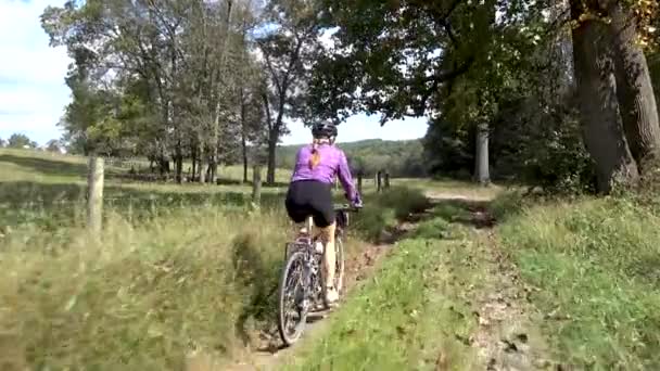 Woman Mountain Bike Dirt Jeep Track Farm River Background — Stockvideo