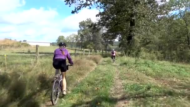 Woman Mountain Bike Dirt Jeep Track Her Son Distance Farm — стоковое видео