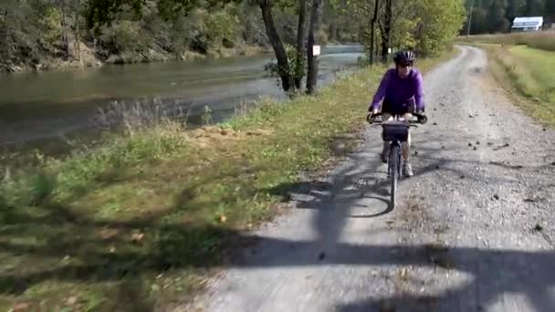 Pretty Mature Woman Mountain Bike Riding Gravel Road River One — Αρχείο Βίντεο