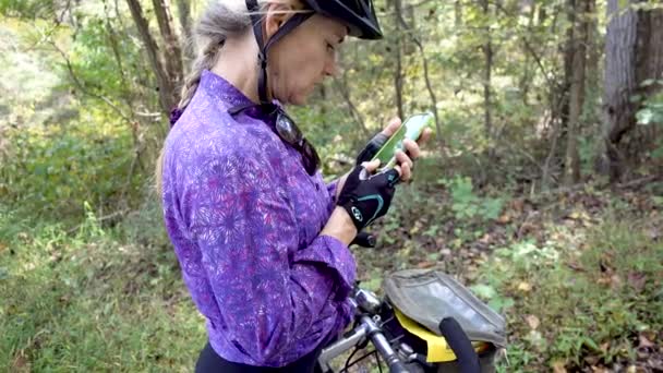 Mature Woman Wearing Biking Helmet Gloves Checking Her Smartphone — ストック動画