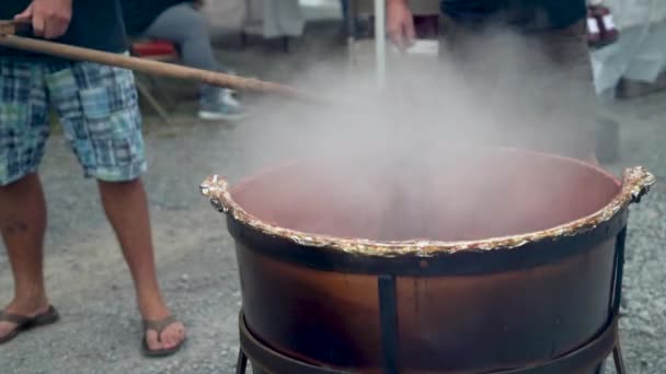 Very Tight Shot Stirring Steaming Apple Butter Large Black Cauldron — ストック動画