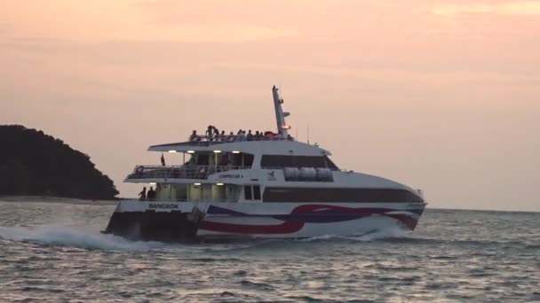 Catamarán Velocidad Entra Puesta Sol Medio Del Mar Verde — Vídeo de stock