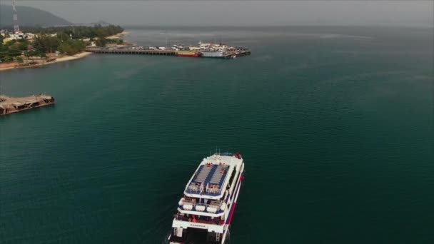 Aerial Drone Footage Passenger Catamaran Goes Coast Pier Island — Vídeo de Stock