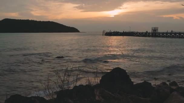 Stony Beach Pier Island Silhouettes Sunset — 图库视频影像