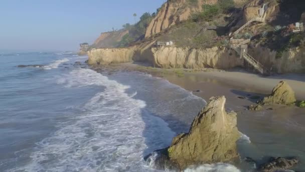 Aerial Shots Matador Beach Breaking Waves Rocks Hazy Summer Morning — Vídeos de Stock