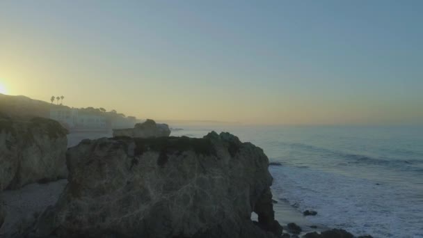 Aerial Shots Matador Beach Breaking Waves Rocks Hazy Summer Morning — Αρχείο Βίντεο