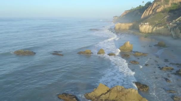 Повітряні Постріли Пляжі Ель Матадор Над Хвилями Скелями Туманного Літнього — стокове відео