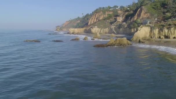 Aerial Shots Matador Beach Breaking Waves Rocks Hazy Summer Morning — Vídeo de Stock