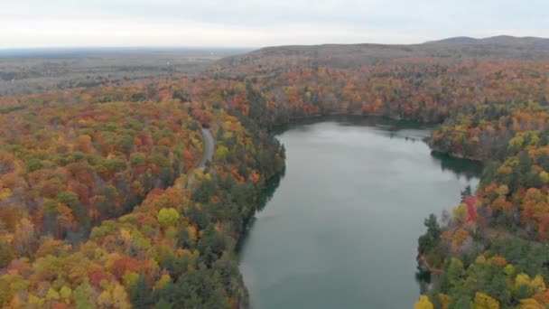 Invertire Riprese Aeree Sul Lago Rosa Gatineau Quebec Con Montagne — Video Stock
